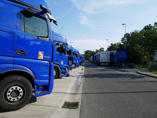 Geparkte LKWs auf einem Parkplatz 